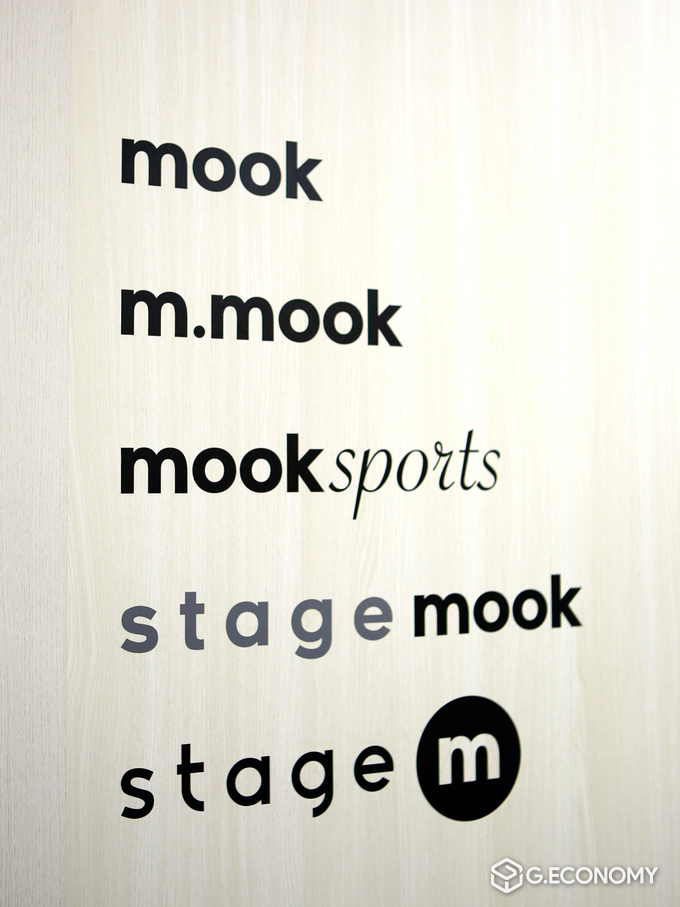 mook는 온라인 전용 브랜드 m.mook 와 더불어 다양한 브랜드를 론칭하며 토털 패션 브랜드를 구축하고 있다