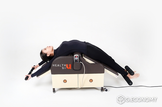 제이웰의 척추 건강 운동기구 '헬스유' 사용 모습/ 사진제공=제이웰