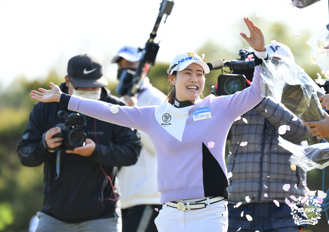 우승 축하 꽃잎 세례받는 박민지 (사진 : KLPGA)