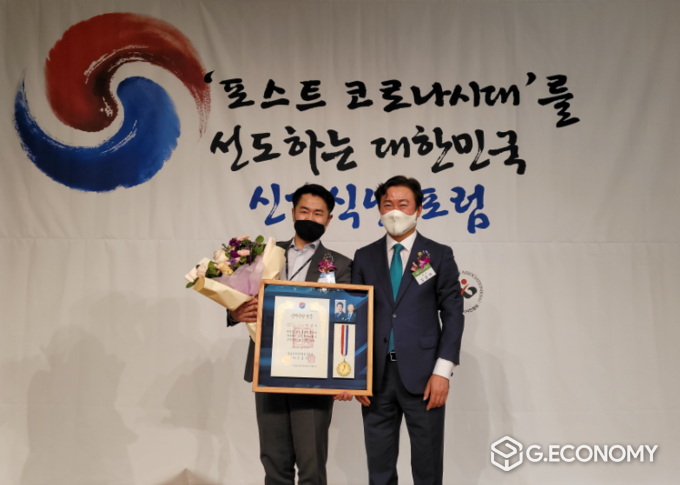 4월 28일, 백범 김구 기념관에서 신지식인협회로부터 금융부문 신지식인 인증을 받았다.<br>
쿠션테크 박성우 대표,(왼쪽), 한국신지식인협회 김종백 회장 (가운데),