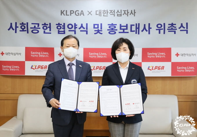 KLPGA 사회공헌 협약 및 홍보대사 위촉식에 참여한 대한적십자사 신희영 회장, KLPGA 김순희 전무이사 (사진 : KLPGA)