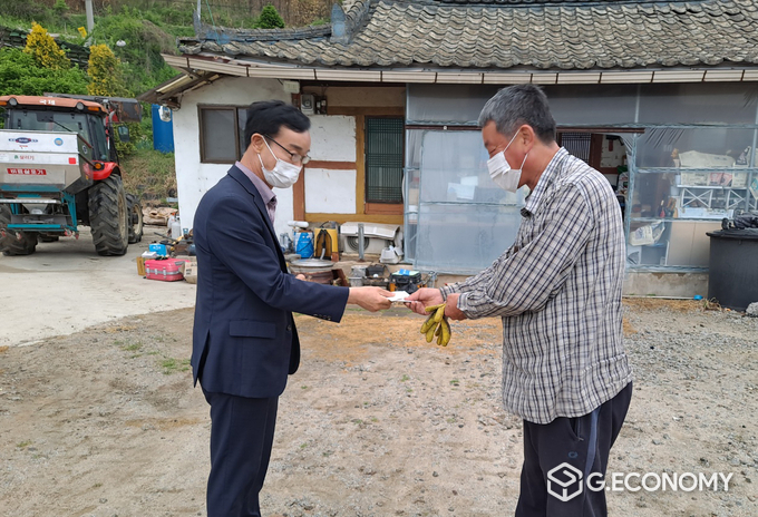 임실군 성수면, 성수면장이 노부모 모시는 가정 직접 방문하여 효도물품 전달(임실사랑상품권) (사진=임실군청)