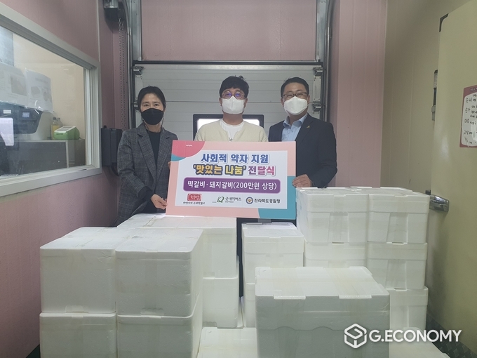 굿네이버스 전북지역본부는 하영이네 수제떡갈비로부터 전북지역 범죄피해가정아동 및 보호종료아동을 위한 후원물품으로 8백만원 상당의 떡갈비를 지원받았다고 11일(화), 밝혔다. / 왼쪽부터 이옥정 전북지방청 여성보호계 팀장, 강양선 하영이네수제떡갈비 대표, 김경환 굿네이버스 전북지역본부장(사진=굿네이버스 전북지역본부)