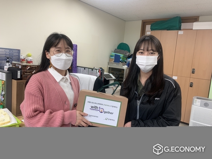 굿네이버스 전북지부(지부장 오아름)는 전북 지역 내 4개교에 재학 중인 저소득·위기가정 아동에게 온라인 학습기기 ‘태블릿PC’를 지원했다. 사진은 익산부천중학교(교사 김수연)에 전달하는 모습(사진=굿네이버스 전북지부)