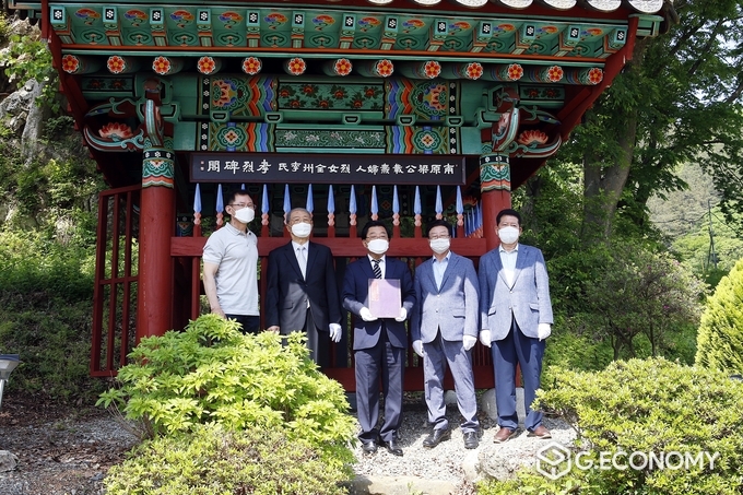 남원 양공 재도 부인 열녀 전주 이씨 효열 비각』 현판 봉행 제막에 참석한 5대 손인 양영두 사선문화제전위원장(가운데) 글을 쓴 계남 송기상 선생, 서각을 한 무형문화재 명장 김종연 선생, 최한규 회봉리 이장, 이종명 사선문화제 부위원장 (사진=임실군청)