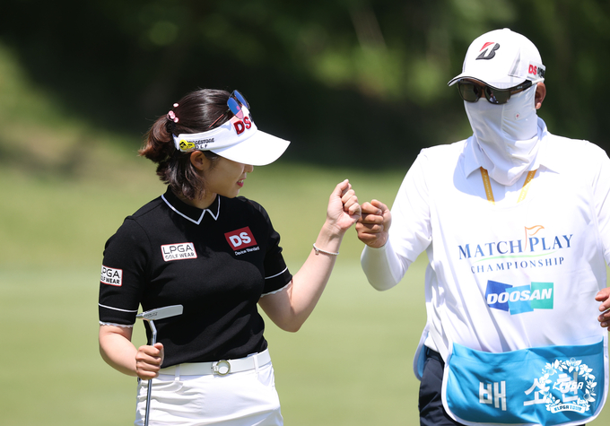 배소현 2021두산매치플레이 챔피언십 1R 1번홀 버디 세리머니 (사진 : KLPGA)