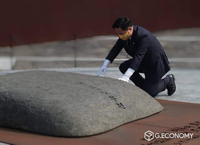 고 노무현대통령 묘역을 참배하고 있는 김두관 의원