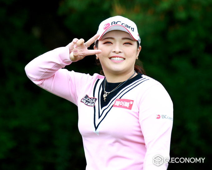 귀엽게 '브이'...2021 두산 매치플레이 챔피언십 3R 장하나 (사진 : 조도현 기자)
