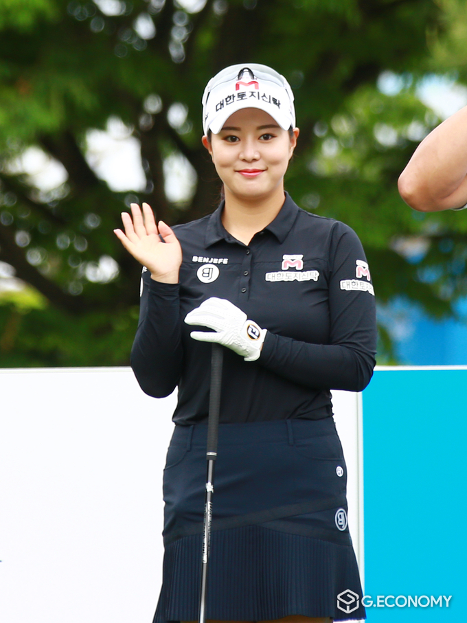 카메라 발견 수줍은 인사...2021 두산 매치플레이 챔피언십 3R 김리안 (사진 : 조도현 기자)