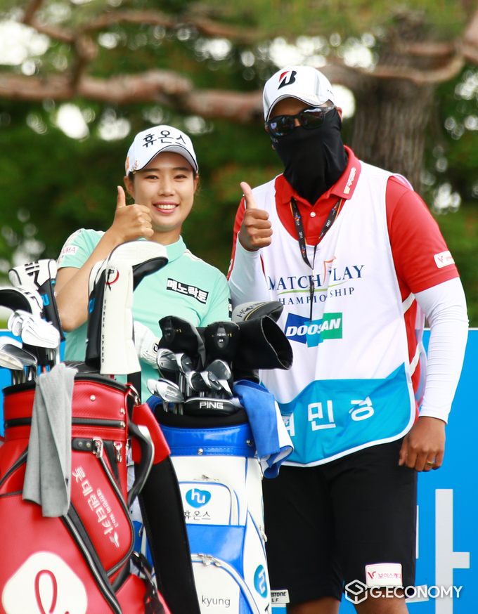 엄지 척...2021 두산 매치플레이 챔피언십 3R 최민경과 캐디 (사진 : 조도현 기자)