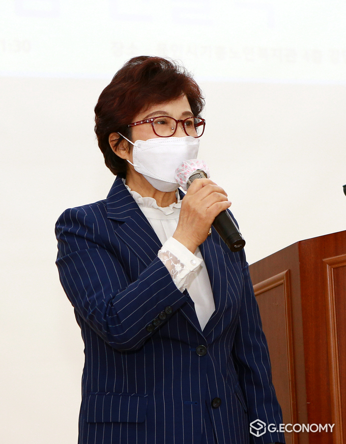 용인시의회 박남숙 의원이 후원품 전달식 축사를 하고 있다.