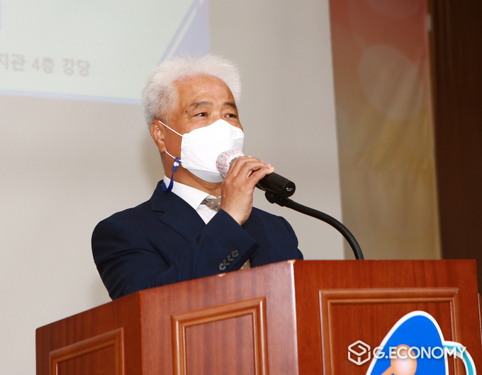 용인시 기흥노인복지회관 임형규 관장이 답사를 하고 있다.