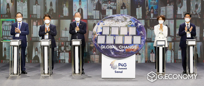 24일 저녁 8시 서울 동대문디자인플라자에서 열린 '2021 P4G 서울 녹색미래 정상회의'에 일환으로 ’글로벌 탄소중립을 위한 지방정부의 역할‘이라는 주제로 열린 특별세션에 한정애 환경부 장관, 반기문 글로벌 녹색성성장기구 의장, 송하진 도지사를 비롯한 참석자들이 2050 탄소중립 선언문 서명식을 갖고 환경위기 극복 퍼포먼스를 갖고 있다. 왼쪽부터 송하진 전북도지사, 권영진 대구시장, 반기문 글로벌 녹색성성장기구 의장, 한정애 환경부 장관, 양승조 충남도지사(사진=전북도청)