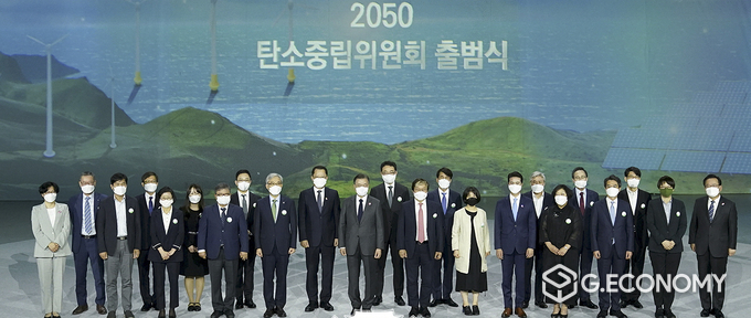 국제환경 다자간 포럼인 ‘2021 P4G 서울 녹색미래 정상회의’ 일환으로 ‘2050 탄소중립위원회’가 29일 서울 동대문디자인플라자에서 출범한 가운데 문재인 대통령과 김부겸 국무총리, 전국 시·도를 대표하는 위원으로 위촉된 송하진 도지사를 비롯한 위원들이 출범식을 갖고 기념촬영을 하고 있다 (사진제공=청와대)