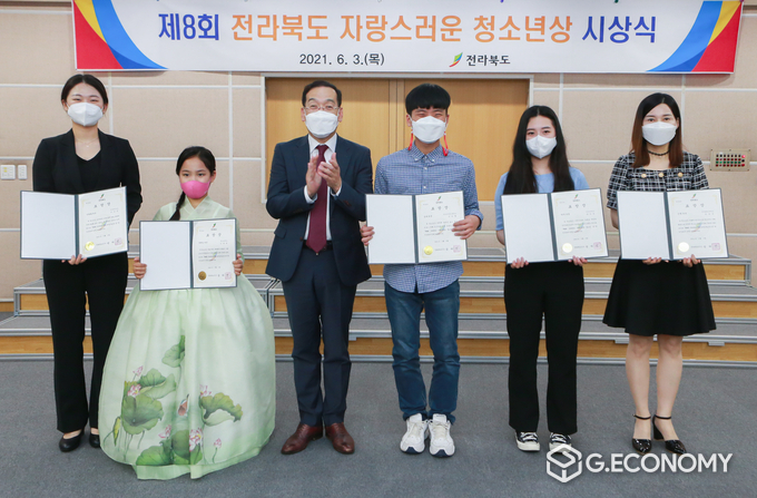 사진 왼쪽부터 국제화 부문 수상자 조은빈, 예체능 부문 김태연, 최훈 행정부지사, 장애 부문 김승철, 면학 부문 양아현, 선행부문 송유경의 모친 최영옥(대리 수상)/(자료=전북도청)