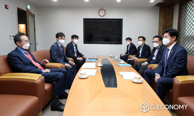 3일 서울 국토발전전시관에서 송하진 전북도지사는 신임 노형욱 국토교통부장관에게 ’국가식품클러스터 산업선', '전주∼김천 간 철도 건설‘ 등 전북지역 4개 사업을 제4차 국가철도망 구축계획에 포함해 달라고 강력하게 요청하고 있다.(사진=전북도청)