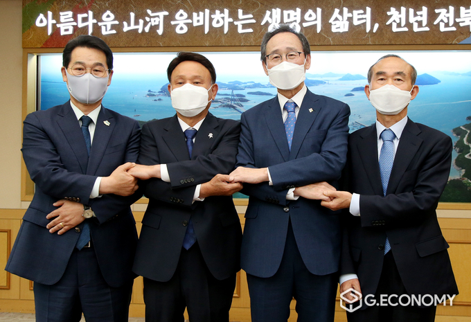 7일 도청 회의실에서 송하진도지사와 강임준 군산시장, 박준배 김제시장, 권익현 부안군수가 새만금개발의 원활한 추친을 위해 '새만금권역 자치단체간 공동 합의문'에 서명하고 기념촬영을 하고 있다.(사진=전북도청)