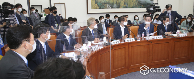10일 서울 국회에서 열린 더불어민주당 당대표와 민주당 소속 시‧도지사 간담회에 송영길 당대표와 송하진 도지사를 비롯한 시도지사들이 민생경제 활성화 방안과 국가예산 확보 등에 대해 논의하고 있다.(사진=전북도청)