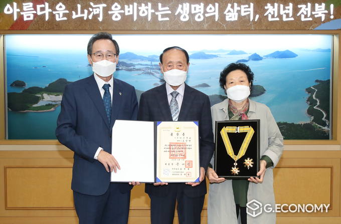 11일 도청 회의실에서 제34주년 6·10민주항쟁 기념, 민주주의 발전 정부포상 전수식에 송하진 도지사가 故 조성만 열사의 유족(부친 조찬배, 모친 김복성)에게 국민훈장 추서식을 갖고 있다.(사진=전북도청)