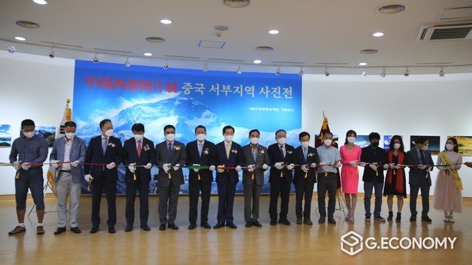 개막식에서 오색테이프 커팅을 하는 팡쿤 주한중국대사관 정무공사, 권기식 한중도시우호협회장, 안병용 의정부시장 (왼쪽에서 다섯번째부터)