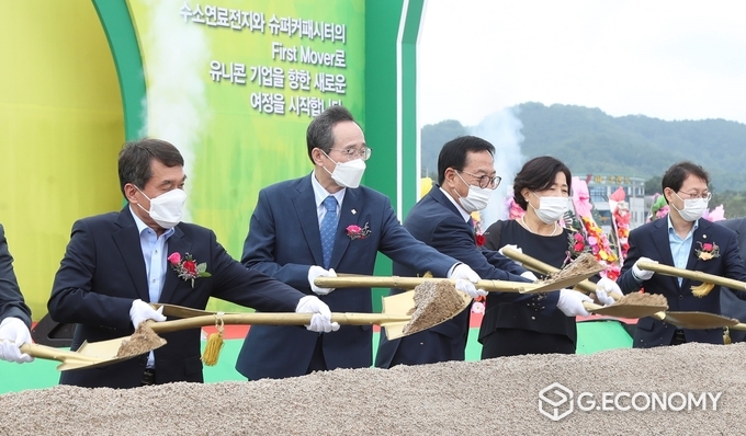 비나텍(주) 수소연료전지 제조공장 착공식이 18일 완주 테크노밸리 제2일반산단에서 열린 가운데 송하진도지사와 성도경 대표, 김성주 국회의원, 박성일 완주군수를 비롯한 참석자들이 테잎컷팅을 하고 있다(사진=전북도청)
