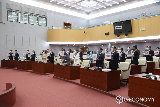전라북도의회, "새만금 수상태양광 사업 의정활동에 재갈 물리는 한국수력원자력의 도의원 고소 행위 규탄 결의안" 만장일치 채택(사진=전북도의회)