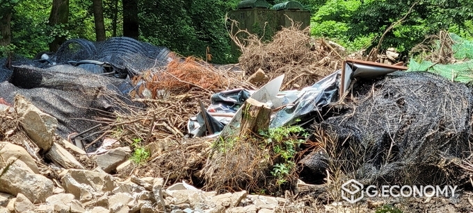전북 임실군 성수산 개발 공사현장에서 나온 임목폐기물과 공사자재,철골 구조물등 가연성,불연성 폐기물이 분류되지 않은채 방진막도 없이 흉물스럽게 쌓여 있다(사진=지이코노미DB)