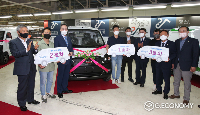 24일 ㈜명신 군산공장에서 열린 전북 군산형 일자리 생산 1호차인 다니고 VAN 출고식 행사에서 송하진 도지사, 이태규 (주)명신 대표, 강임준 군산시장 등이 1~3호 차량 지역사회 기승식 을 갖고 기념촬영을 하고 있다.(사진=전북도청)
