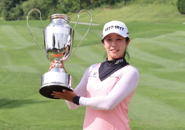 임진희가 데뷔 첫 승을 달성한 뒤 트로피를 들고 포즈를 취하고 있다. (사진: KLPGA)