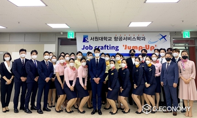 제주항공 객실기획팀장을 초청하여 항공운송사업에 관한 특강 진행 후 기념사진