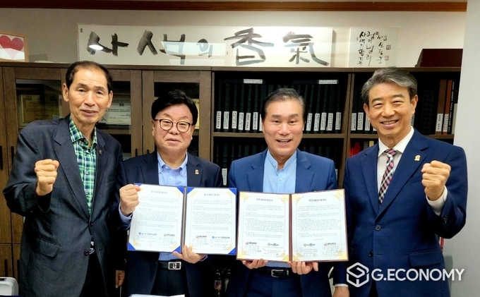 좌측부터 새시대노인회 광주광역시 박정진 지부장, 새시대노인회 중앙회 주동담 회장, WESS 박희영 총재, WESS 박용수 의장이 업무협약식을 체결하고 기념촬영을 하고 있다.