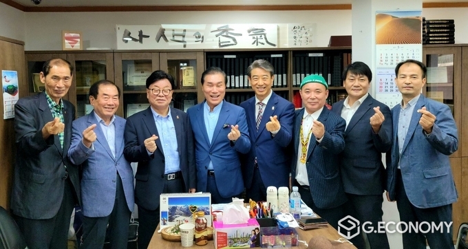 좌측부터 새시대노인회와 광주광역시 박정진 지부장, (주)상생 표수길 대표, 새시대 노인회 중앙회 주동담 회장, WESS 박희영 총재, WESS 박용수 의장, WESS 김재덕 총괄사업단장, WESS 조수철 사무총장, WESS 이운희 청년위원장이 주동담 회장을 고문으로 추대하고 기념활영을 하고 있다.