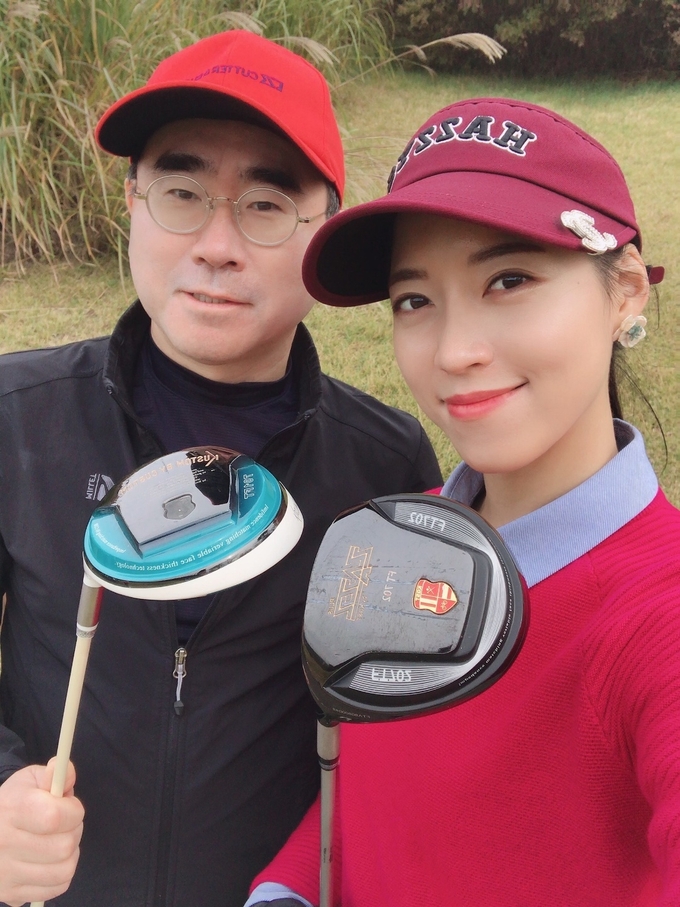 이정민 프로와 함께 KGST 드라이버로 라운드 후 기념 사진