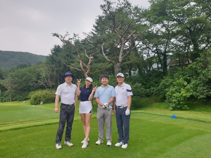친한 후배들과 함께 라운드 중 한 컷