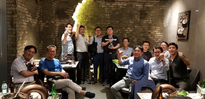 홀인원 기념 창투사 모임 행사 때 (사진 중앙 뒷편 홀인원 기념패를 들고 있는 사람이 정민재 부사장)