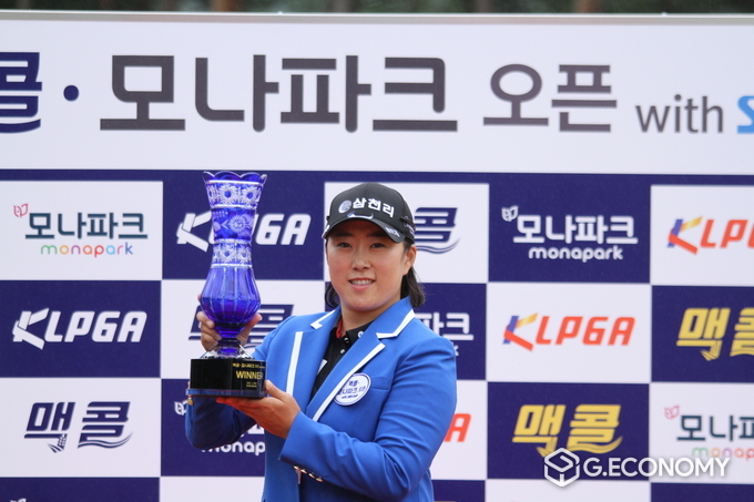 우승자켓과 트로피를 들고 포즈 취하는 김해림