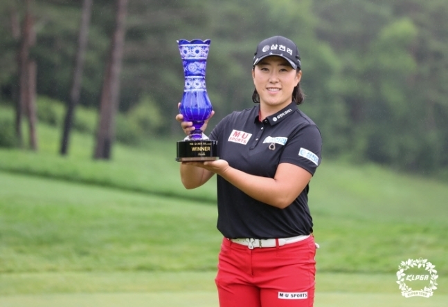 김해림이 4일 강원도 평창군 버치힐 컨트리클럽에서 열린 KLPGA 투어 맥콜·모나파크 오픈에서 우승을 차지한 뒤 트로피를 들고 포즈를 취했다. (사진: KLPGA 제공)
