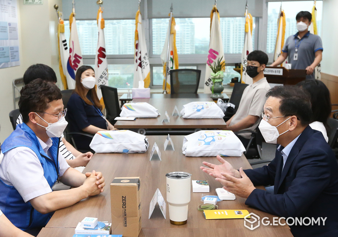 제7대 전북노조 신규 직원에게 웰컴 키트하다.(사진=전북도청)