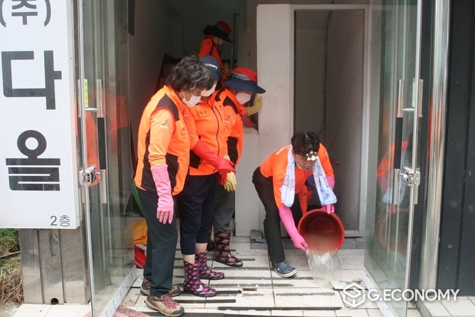 사진=전라북도 자원봉사자 814명, 익산과 정읍 등 수해 현장에서 발벗고 뛰어