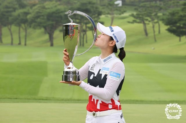 박민지가 우승트로피를 들고 입맞춤을 하고 있다. (사진 :KLPGA)