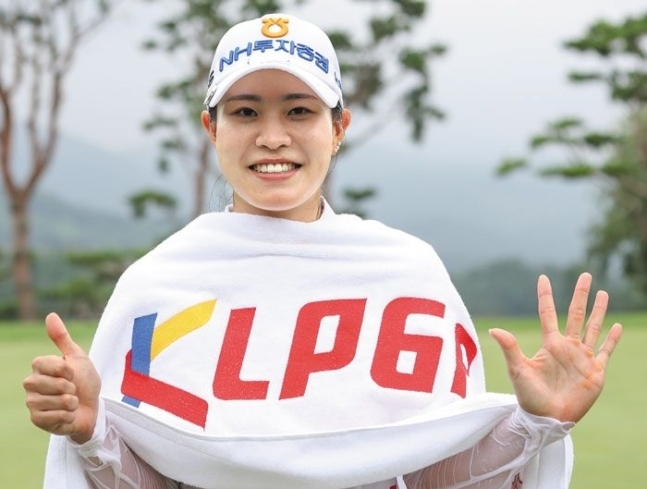 박믽비가 우승 후 동료들로부터 축하 물세례를 받고 난 후 활짝 웃으며 포즈를 취했다.(사진:KLPGA)