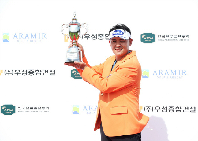 박상현이 KPGA 코리안투어 우성종합건설 아라미르CC 부산경남오픈에서 우승한 뒤 트로피를 들어 올리고 있다. 사진: KPGA
