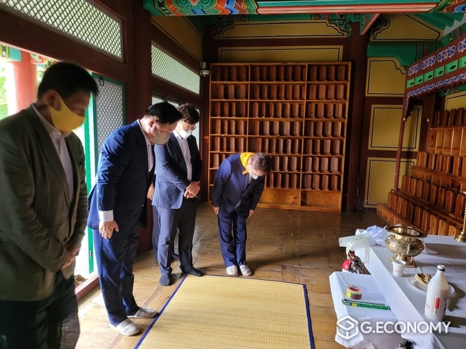 PK출신으로 본선 예비 후보에 포함된 김두관의원은 12일 동학농민혁명의 성지인 정읍 황토현 전적 구민사를 방문해 지지자들과 함께 참배했다.(사진=지이코노미) 