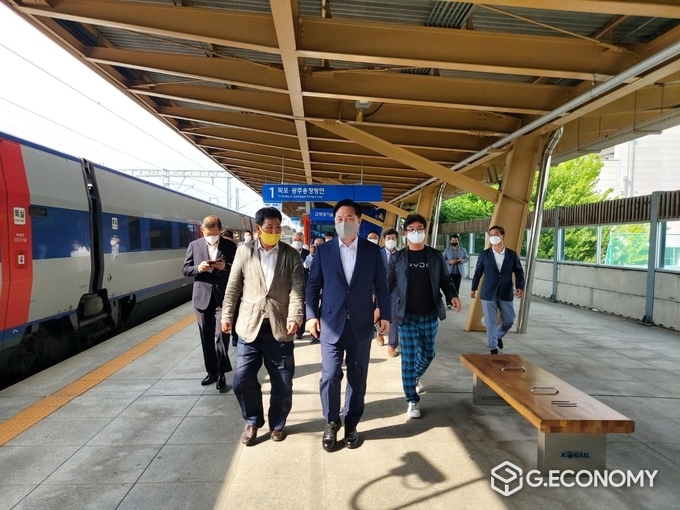 정읍에 도착한 김두관 의원은 지지자들과 함께 '동학농민혁명 성지'인 황토현 전적 구민사를 향해 가고있다.(사진=지이코노미) 