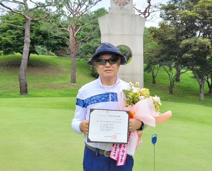  2021년 7월 13일 남부CC 에서 홀인원 증서를 들고 기념촬영 중인 전순표 회장