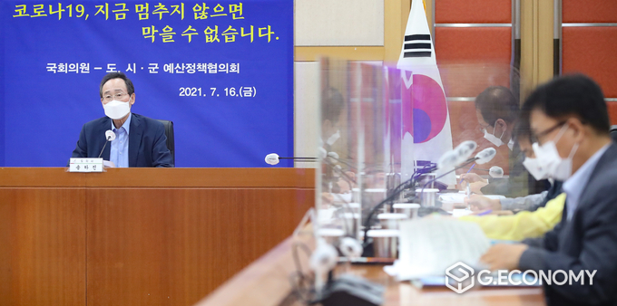 16일 도청 영상회의실에서 열린 국회의원․전라북도․시군 예산정책협의회에 송하진도지사와 김성주 도당위원장, 지역 국회의원, 시장군수들이 내년도 국가예산 확보와 주요 현안 해결을 위한 영상회의를 갖고 있다(사진=전북도청)