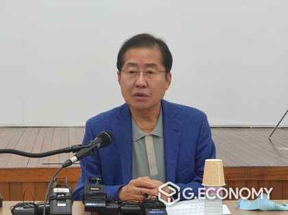 홍준표 의원이 16일 대구시당 강당에서 기자간담회를 열고 질문에 답하고 있다.