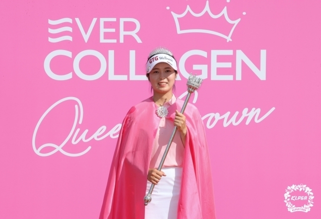 전예성이 우승한 뒤 포즈를 취했다. (사진: KLPGA)
