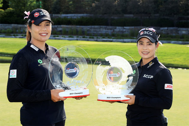8일 끝난 LPGA 팀 대회인 다우 그레이트 레이크스 베이 인비테이셔널에서 우승을 합작한 에리야(왼쪽)-모리야 쭈타누깐 자매(태국). LPGA투어 제공