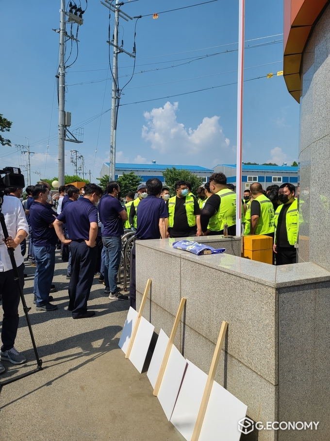 강제집행 준비중인 사설용역 직원들